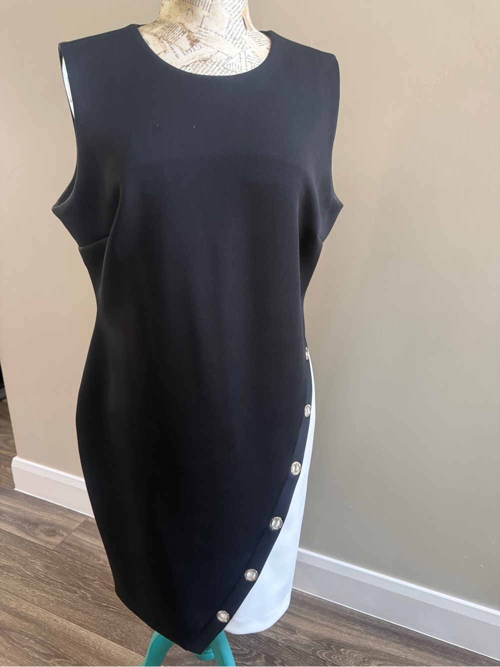 Tommy Hilfiger Black & White Sleeveless Sheath Dress with Back Zip Up